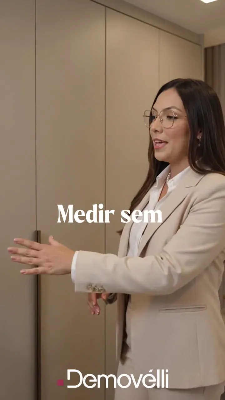 A apresentadora aponta para o armário, legenda “Medir sem”
