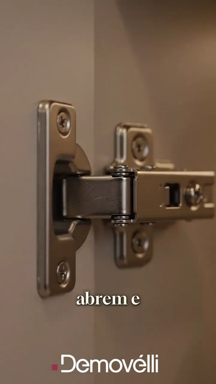 Close de uma dobradiça de armário, legenda “abrem e”