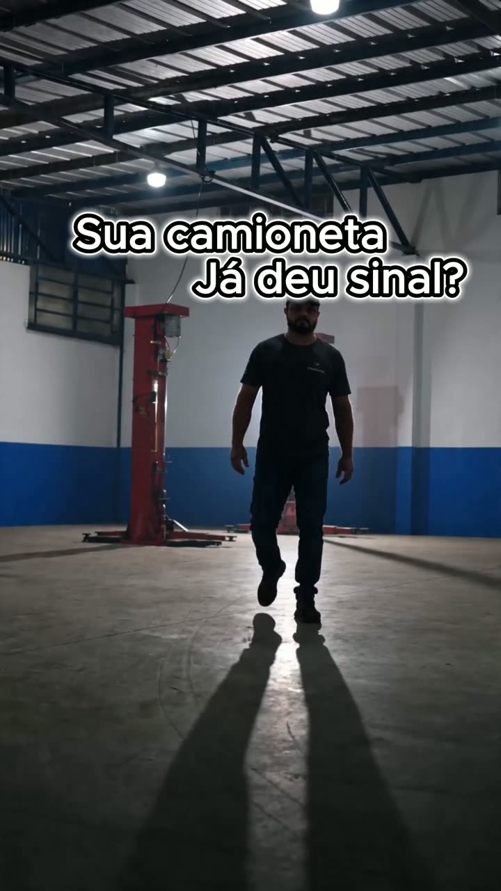 Mecânico caminhando no galpão da ProAuto com a pergunta Sua camioneta já deu sinal
