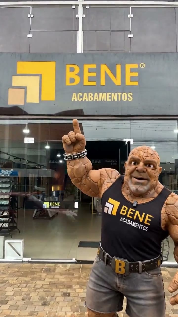 Personagem da Bene Acabamentos em frente à loja