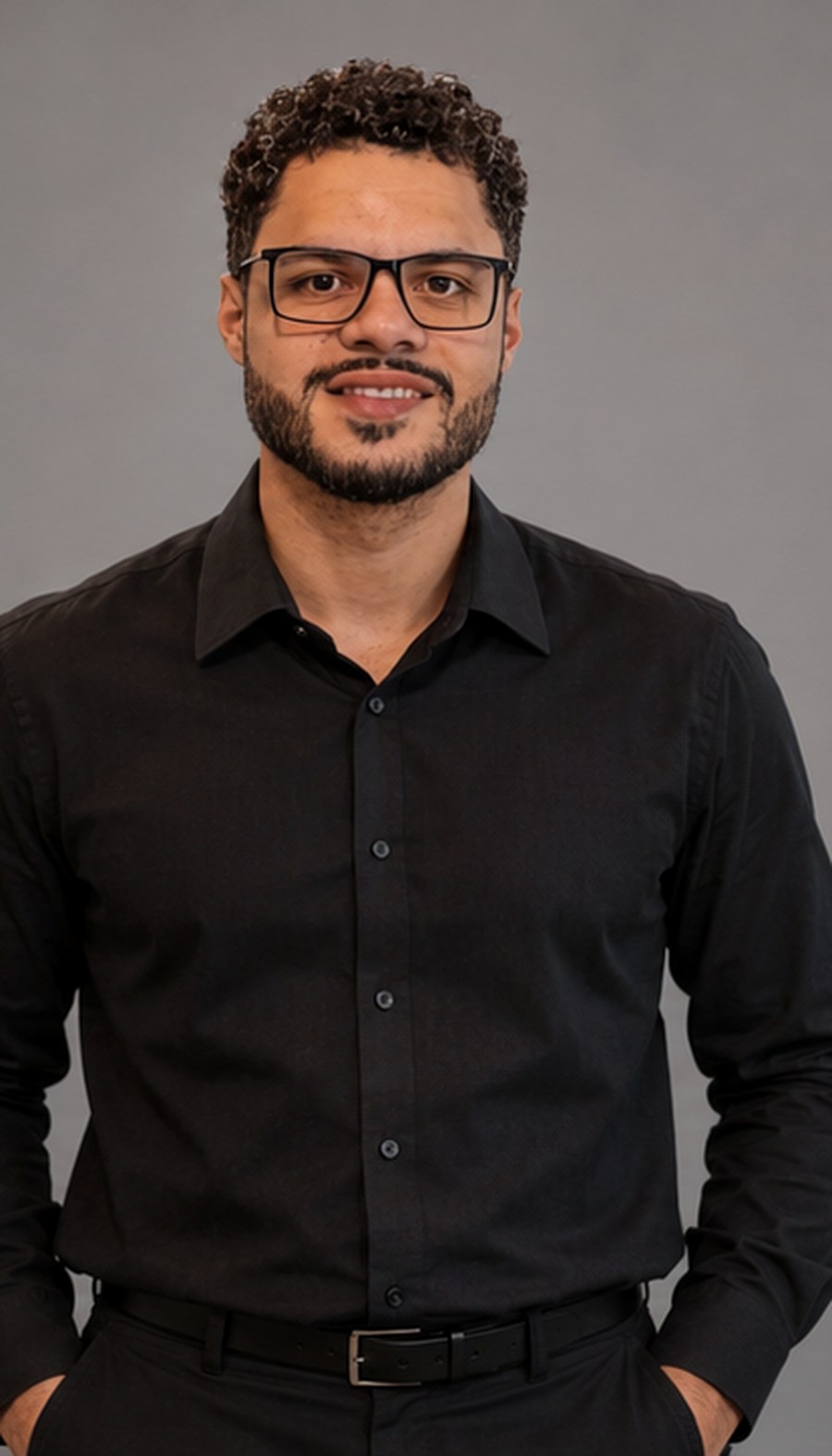 Adelir Jr., de camisa preta, em retrato de estúdio da Erisen